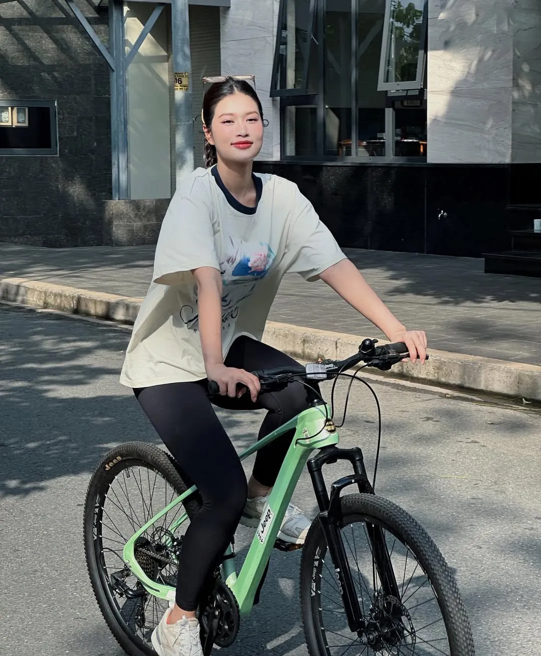 thiên ân mặc áo thun oversize thể thao