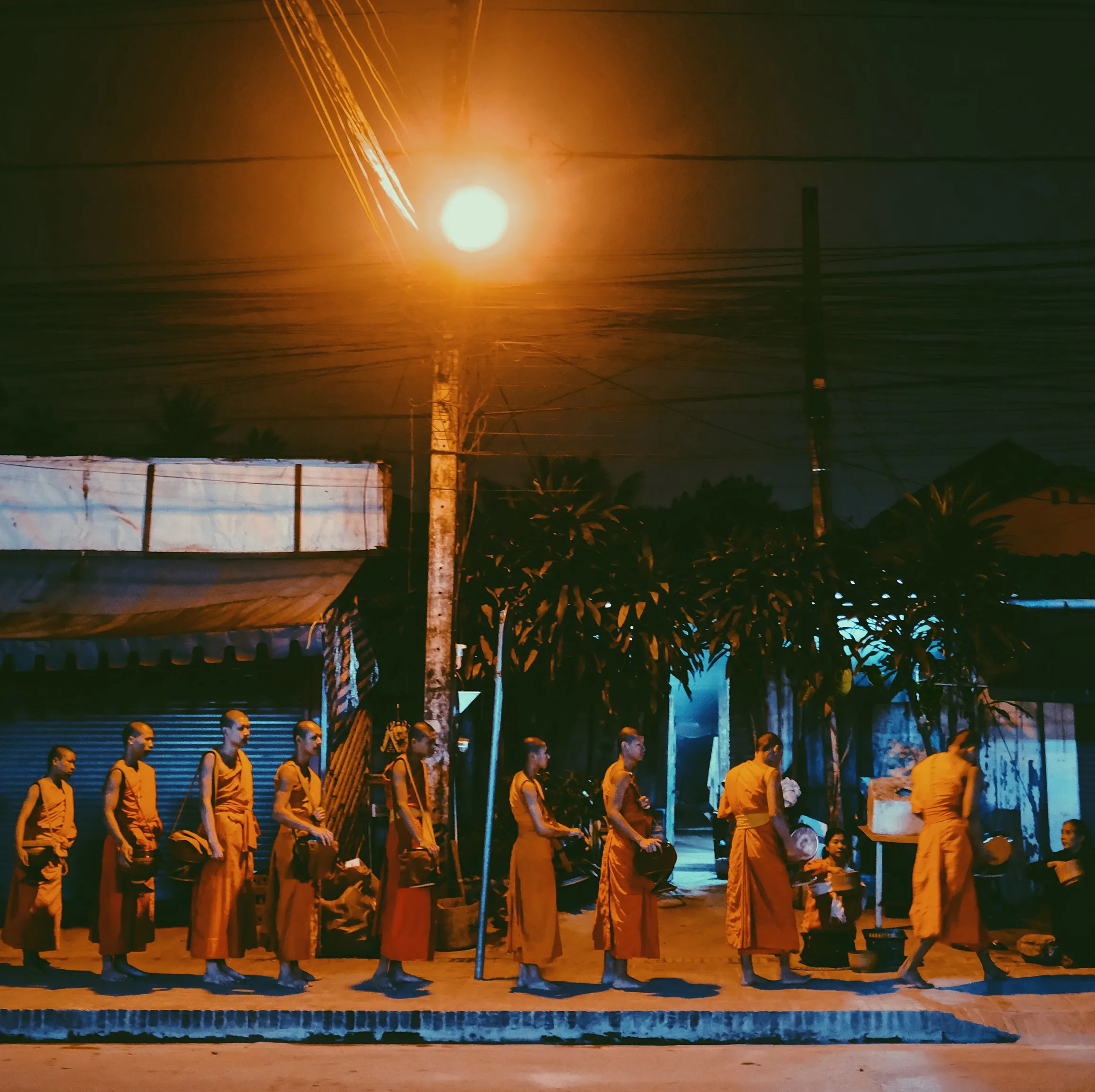 cảnh khất thực của hàng trăm vị tu sĩ lúc 5 giờ sáng tại Luang Prabang