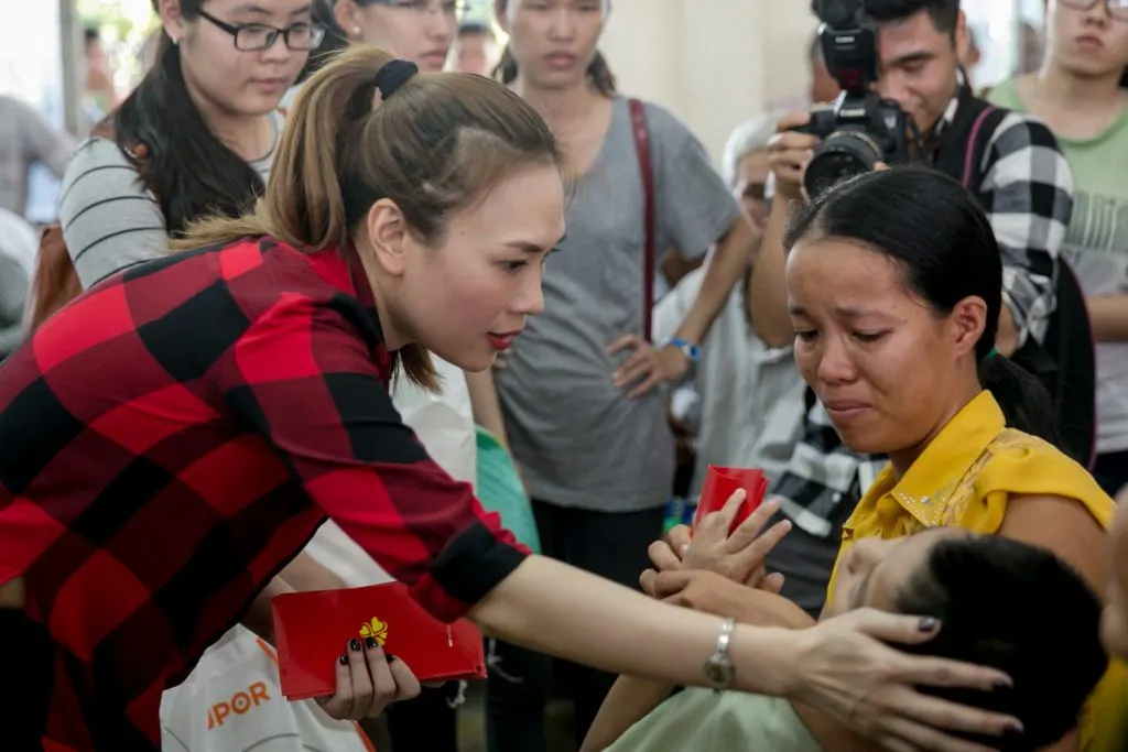 Ca sĩ Mỹ Tâm đi làm từ thiện.