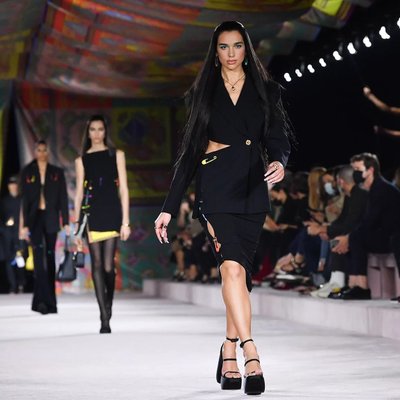 sàn diễn Versace xuân hè 2022 ở tuần lễ thời trang Milan