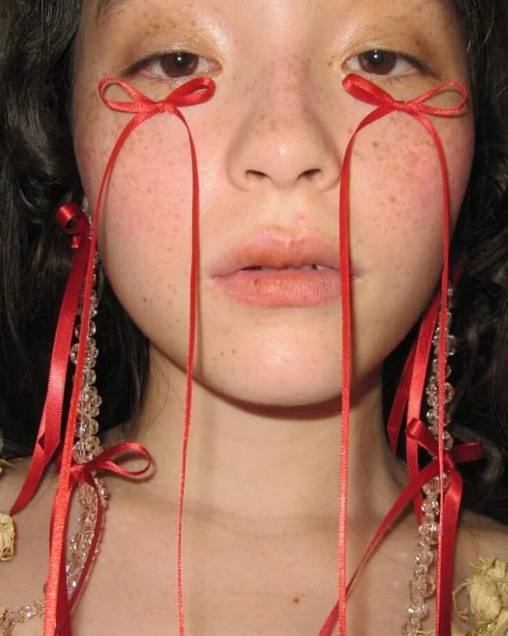 Trend Nơ nước mắt của nhà thiết kế Simone Rocha