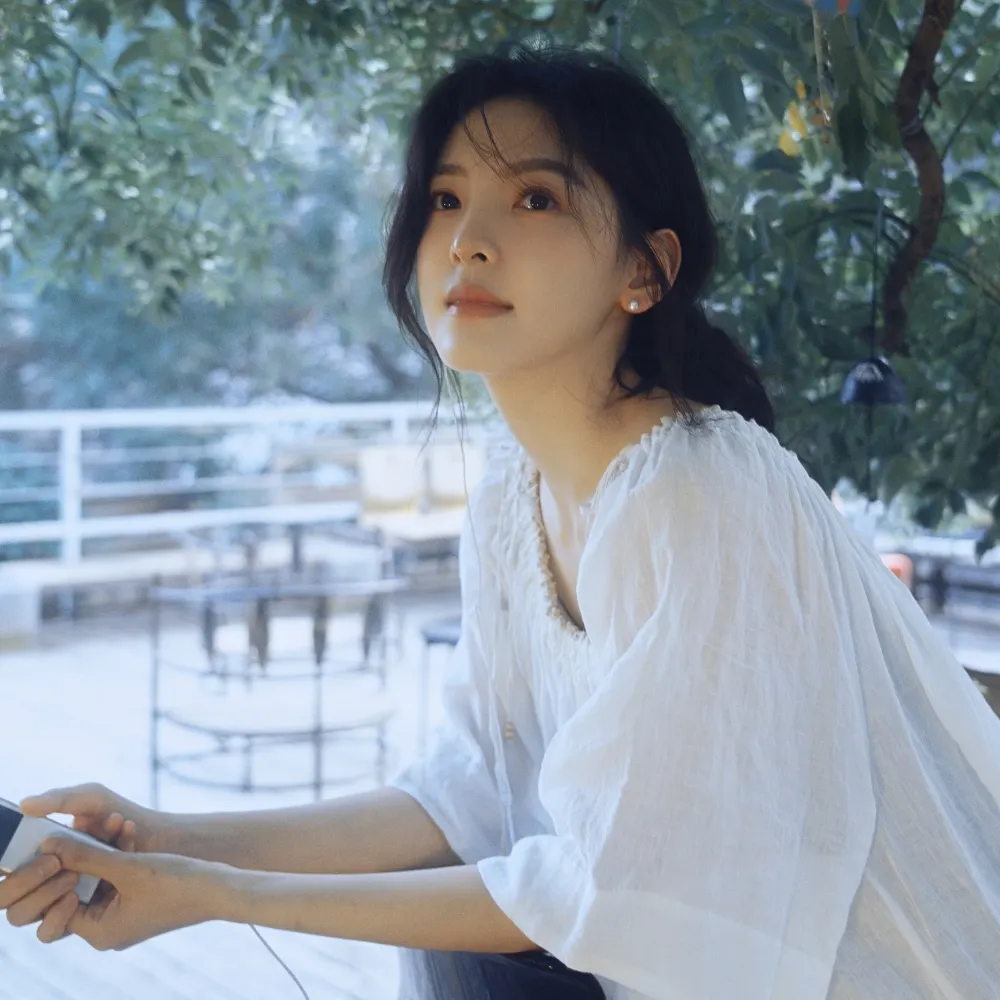 Sao Hoa ngữ Chương Nhược Nam chống tay lên lan can