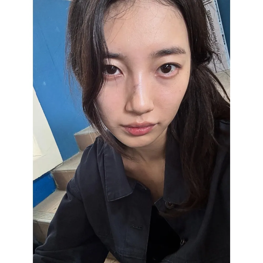 Suzy trang điểm trong veo như kiểu ghost lash trong phim Thần Đèn ơi, ước đi