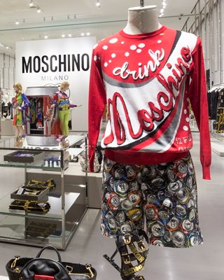 bai toan kinh te cua thuong hieu Moschino