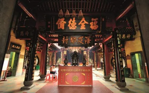 Tiền điện Nhị Phủ Miếu với sắc đỏ là điểm nhấn trong trang trí kiến trúc