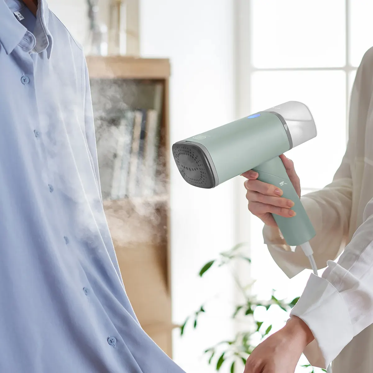 bàn ủi hơi nước cầm tay đáng mua