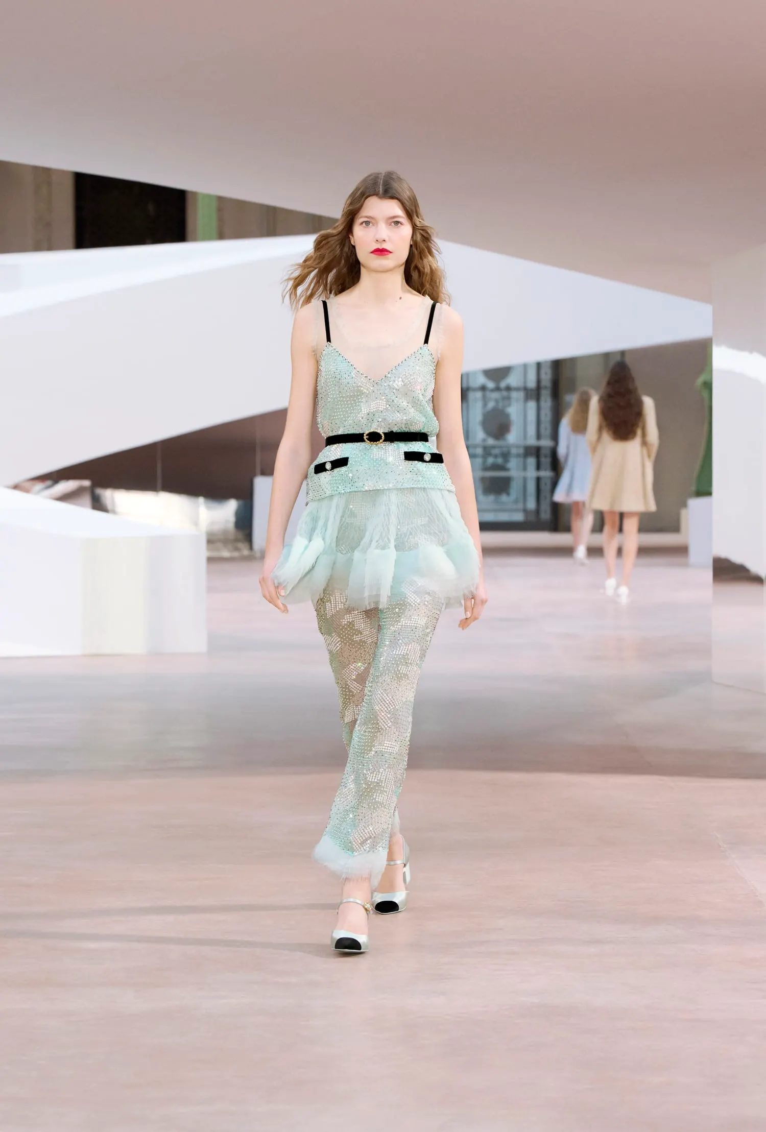 Đầm hai dây bằng ren chanel