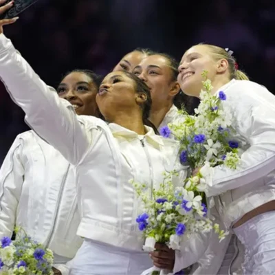 olympic - các vận động viên nữ mặc đồ thể thao màu trắng, tay cầm hoa và buộc tóc cao để chụp hình tại Olympic Paris 2024