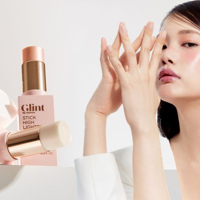 Phụ nữ bên cạnh mỹ phẩm Glint.