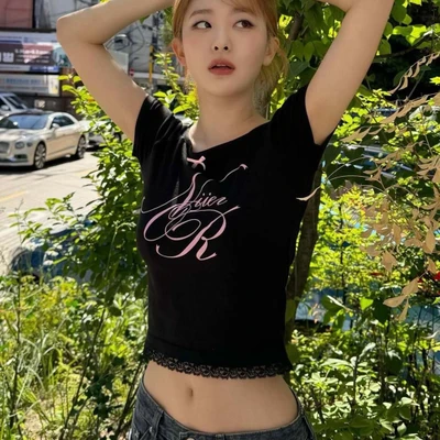 Seulgi tạo hình với vòng bụng dưới đẹp và không to.