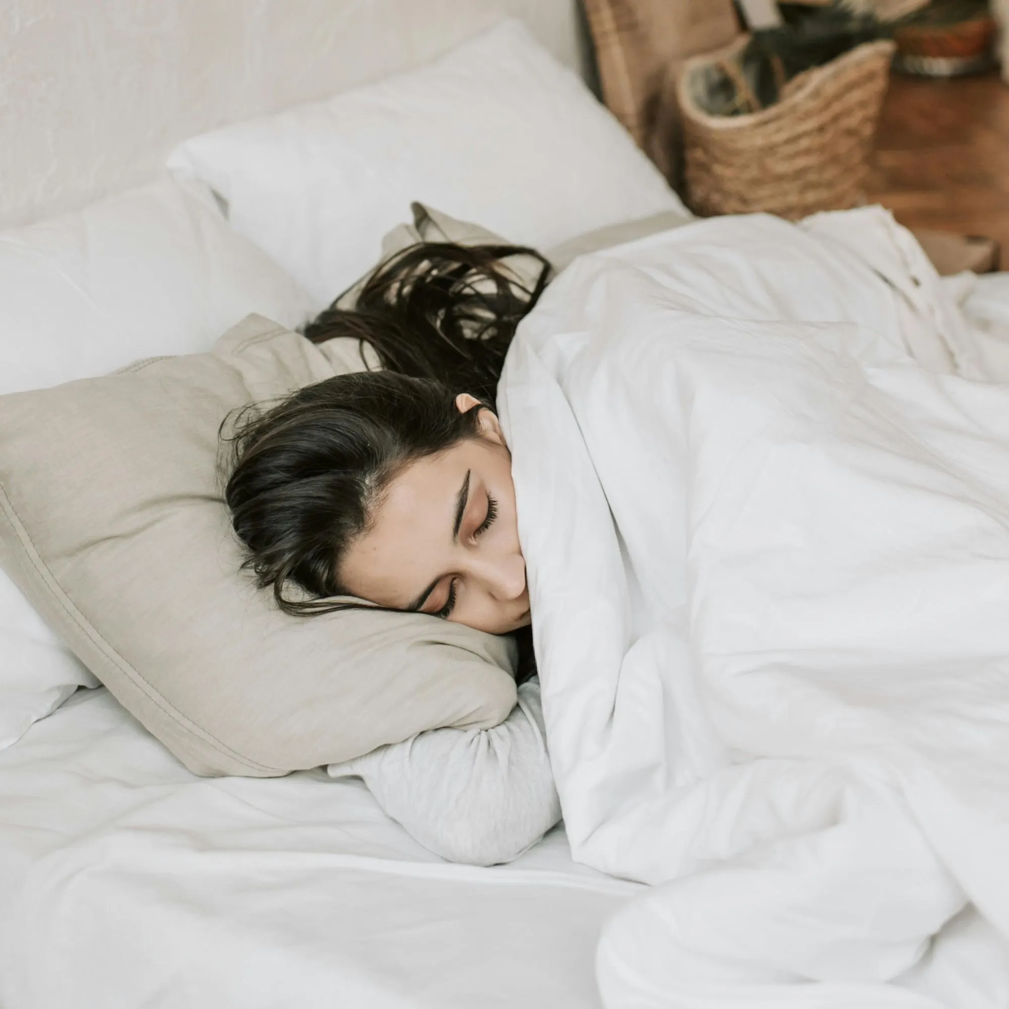 Cô gái ngủ trên gối cao su non