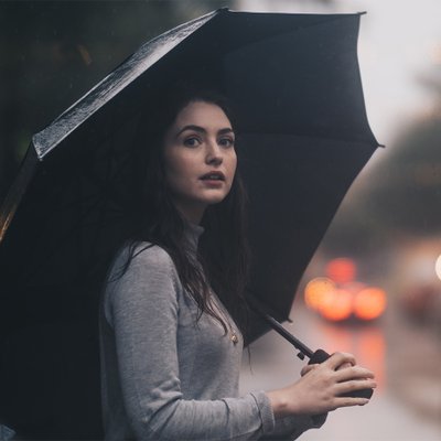 cô gái có tâm trạng nhạy cảm vào mùa mưa