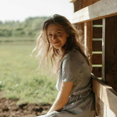 cô gái tóc vàng mỉm cười rạng rỡ tử vi ngày 24/2/2026