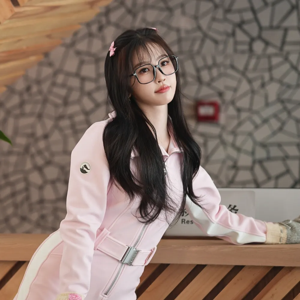 Ngu Thư Hân mang trang phục màu hồng nhạt.