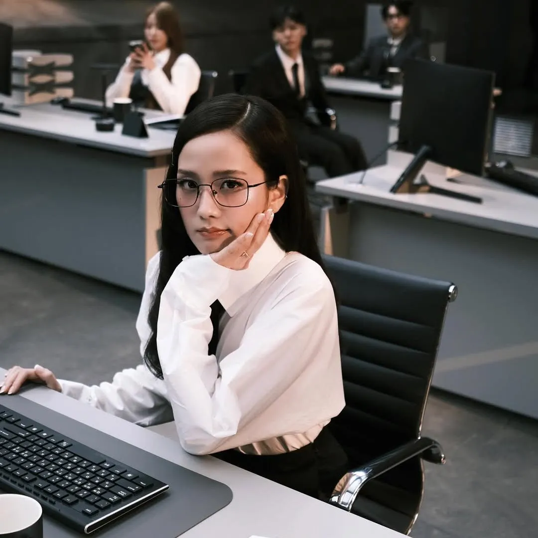 Mỹ phẩm công sở văn phong - jisoo