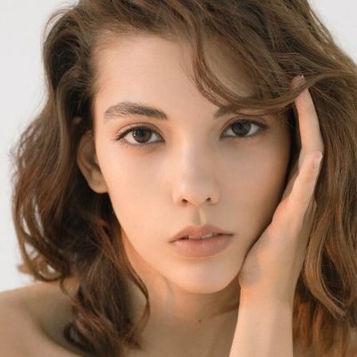 Chống lão hóa-Cô gái chống cằm.