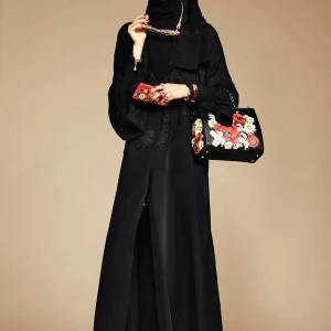 những chiếc túi xách hài hòa với tổng thể trang phục và lối trang điểm nhẹ nhàng, khiêm tốn giúp các cô gái tự tin diện trang phục.