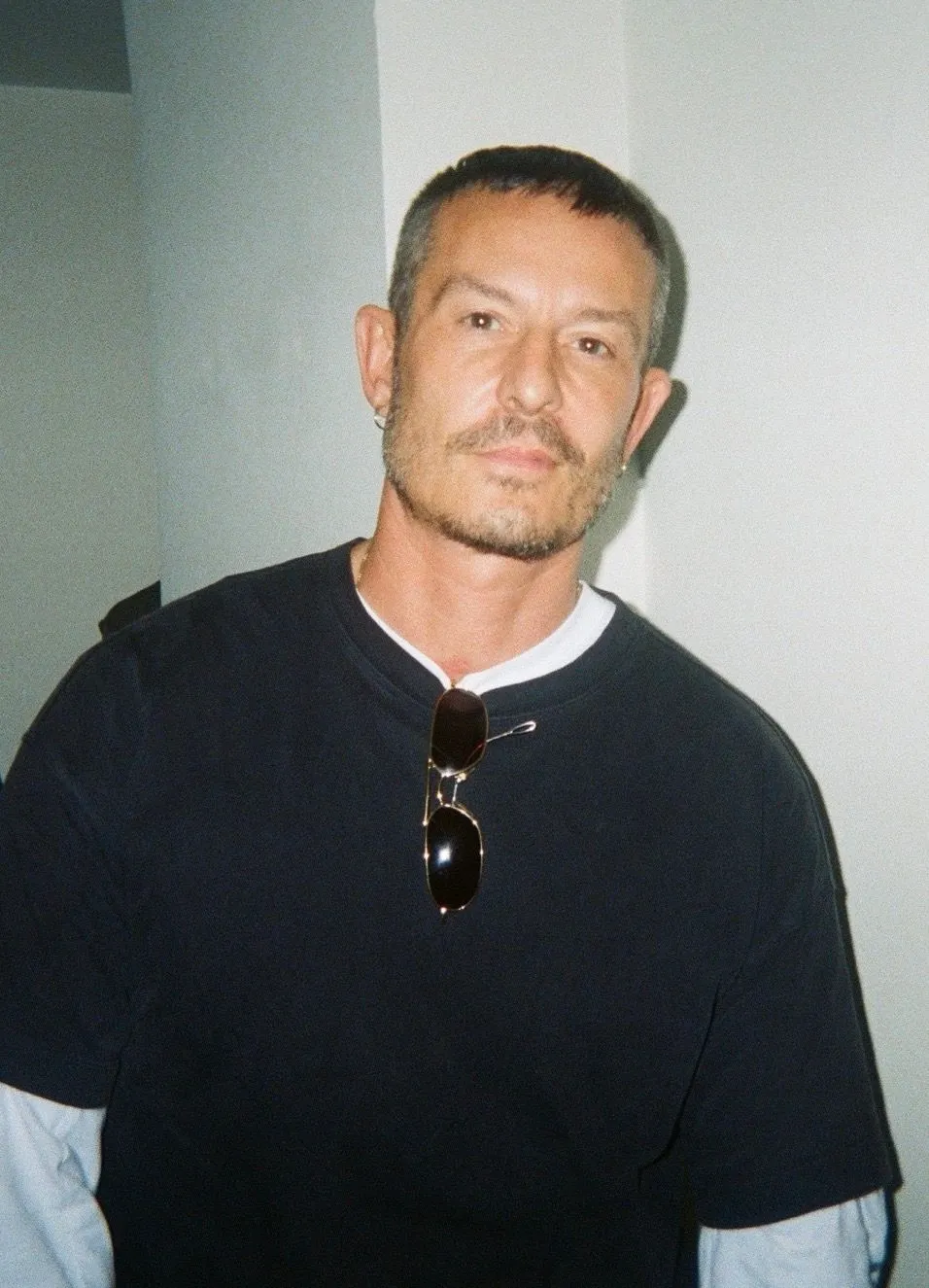 Jonathan Saunders nhanh chóng định hình lại & Other Stories như một “phòng thí nghiệm” cho thời trang accessible premium, nơi tư duy thiết kế cao cấp được chuyển dịch vào đời sống thường nhật.