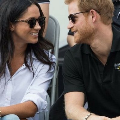 Lí do Hoàng tử Harry được phép thể hiện tình cảm với bạn gái, nhưng Hoàng tử William thì không - ELLE VN