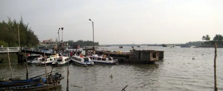 Thuyền trên bến Ninh Kiều
