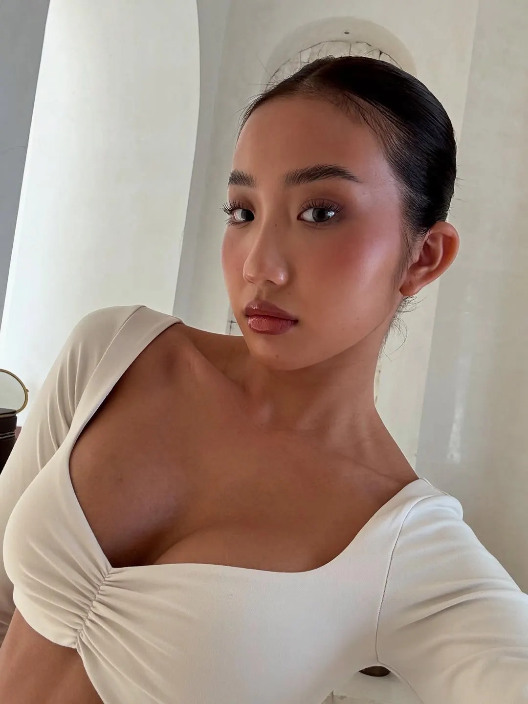 phong cách trang điểm tối giản, làn da sáng bừng nắng mai