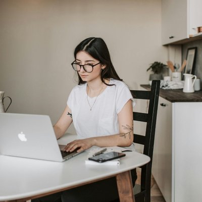 cô gái tập trung làm việc