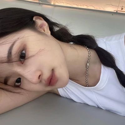 ngọc trai - cô gái Hàn Quốc tạo kiểu tóc tết và trang điểm mỏng nhẹ