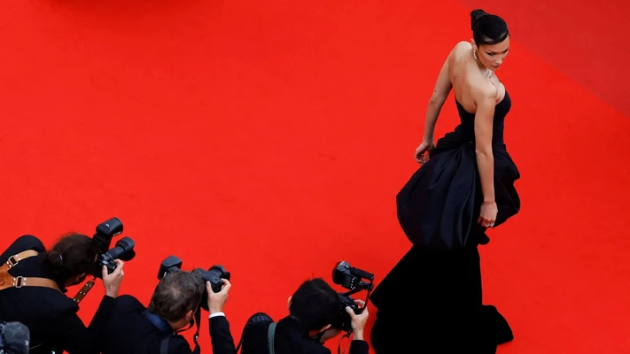 những ngôi sao tỏa sáng trên thảm đỏ liên hoan phim Cannes 2022