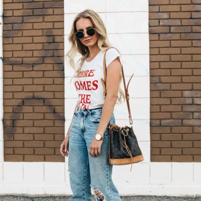 cách phối đồ secondhand với áo thun và quần jeans rách