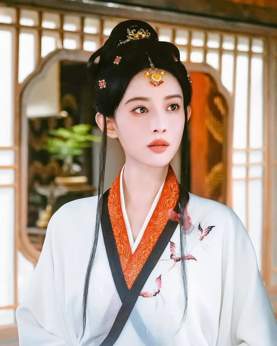 Mạnh Tử Nghĩa bùng nổ visual trong "Đào Hoa ánh giang sơn"