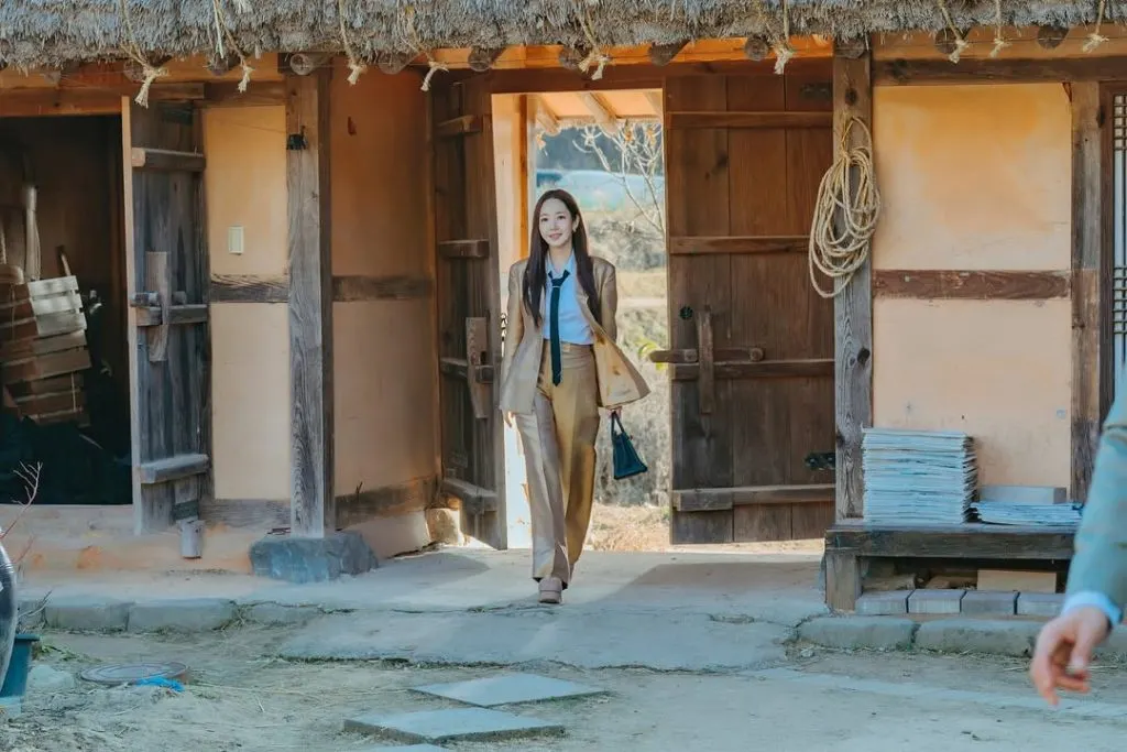 Park Min Young diện trench coat beige trong "<mark class=