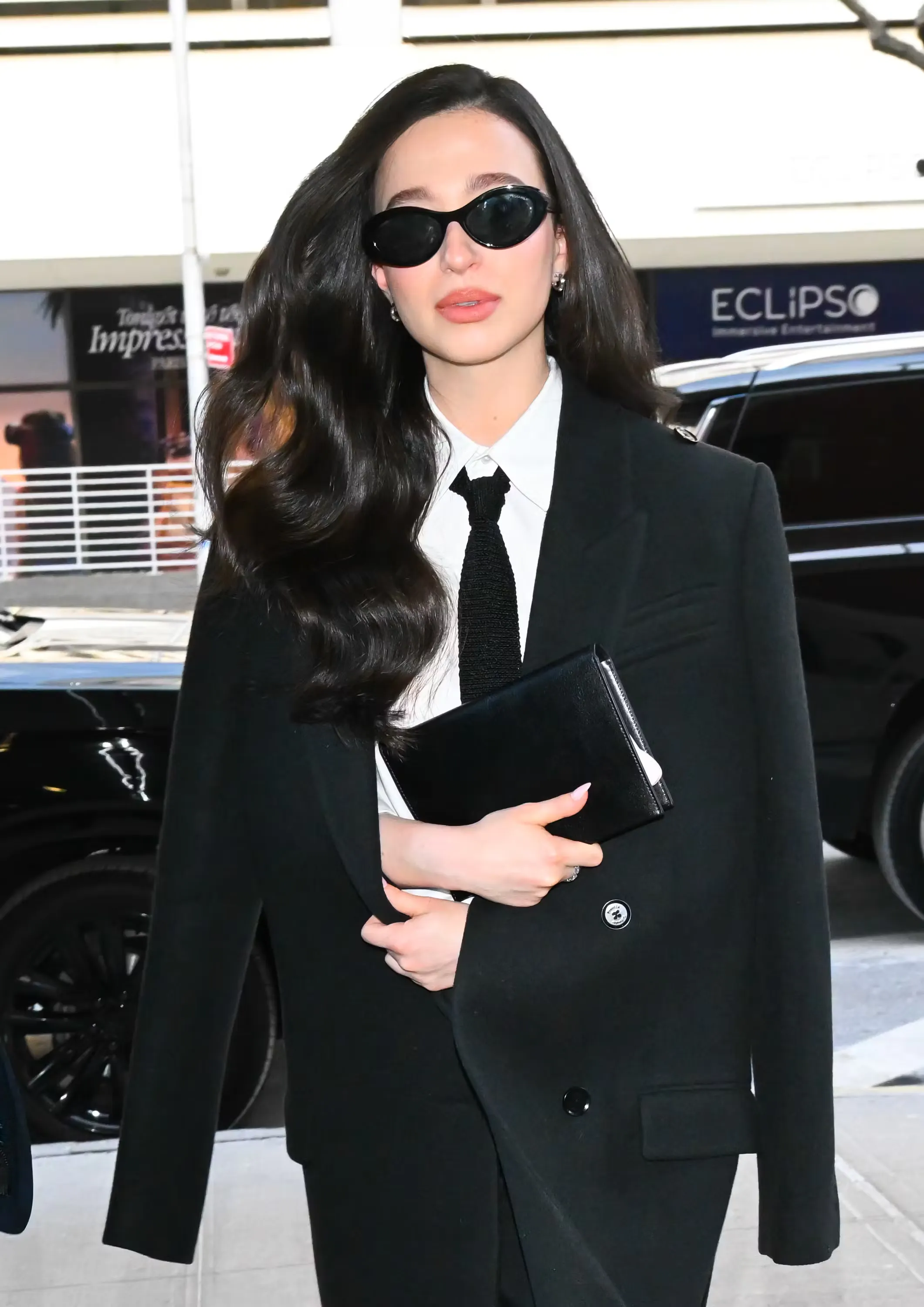 Combo áo sơ mi trắng, cà vạt đen bản nhỏ và blazer oversized
