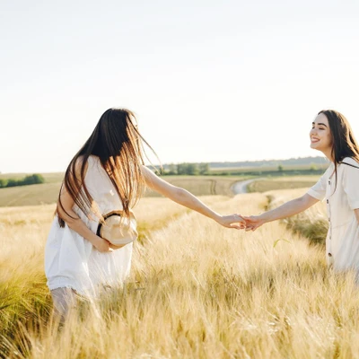 Hai cô gái giao tiếp hiệu quả với nhau