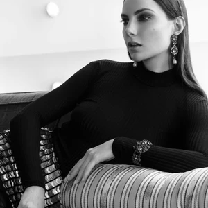 thoi trang di bien ao dai tay va chan vay