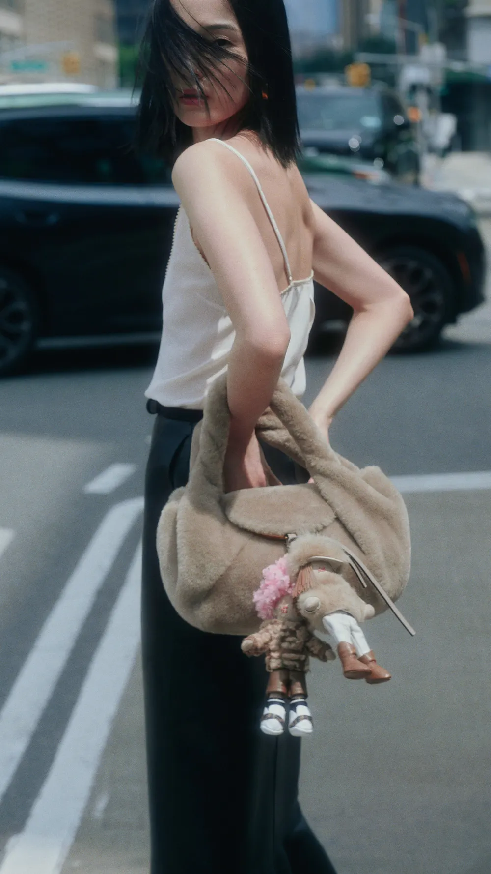 Thư Hiểu Văn diện túi xách Fendi 