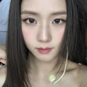 Jisoo và loạt sao Hàn lăng xê kiểu trang điểm đính đá mùa lễ hội 2025