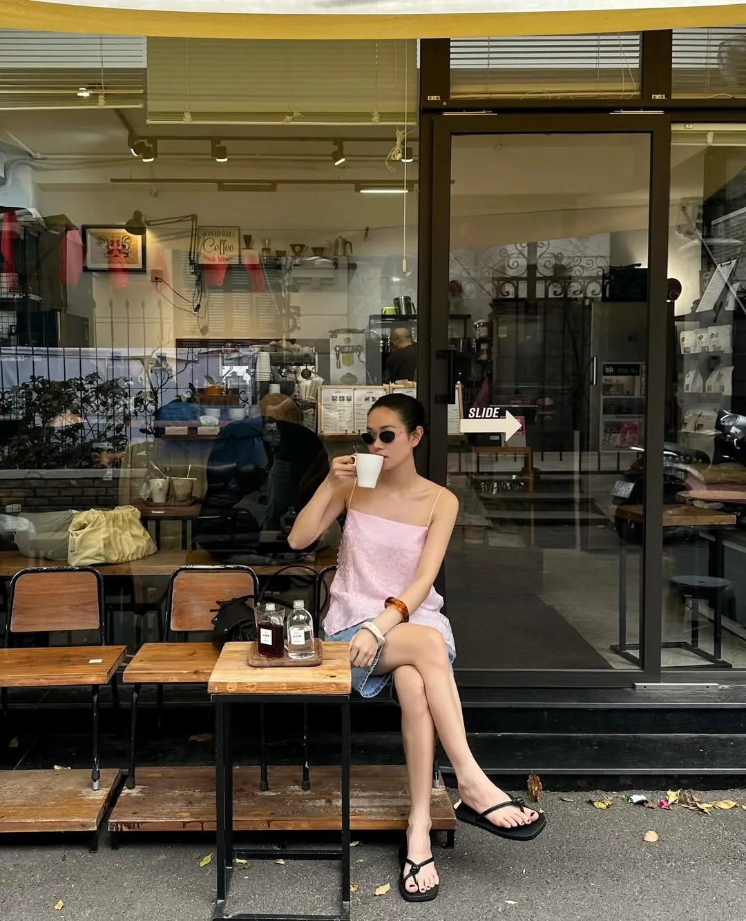 Cô nàng "street style" tạo dáng với đôi dép đế bánh mì màu sắc nổi bật, khẳng định cá tính riêng biệt.