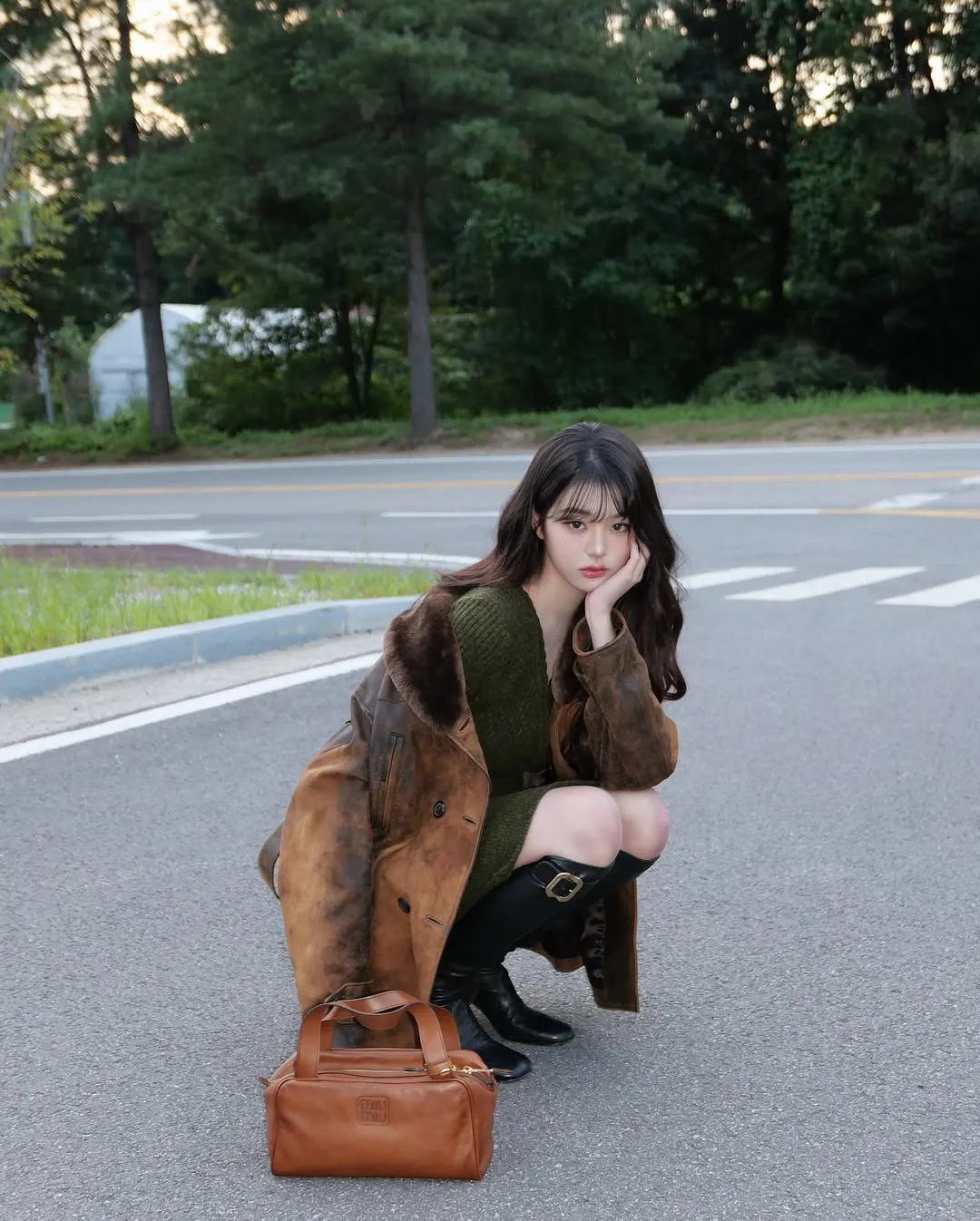 Jang Won Young diện boots cao cổ mùa thu 2025 