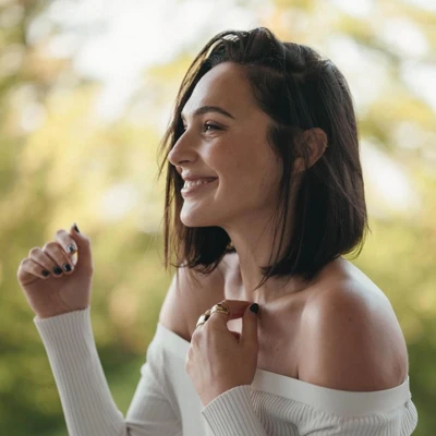 Hình ảnh diễn viên Gal Gadot từ bộ phim "Snow White" đang cười tươi.