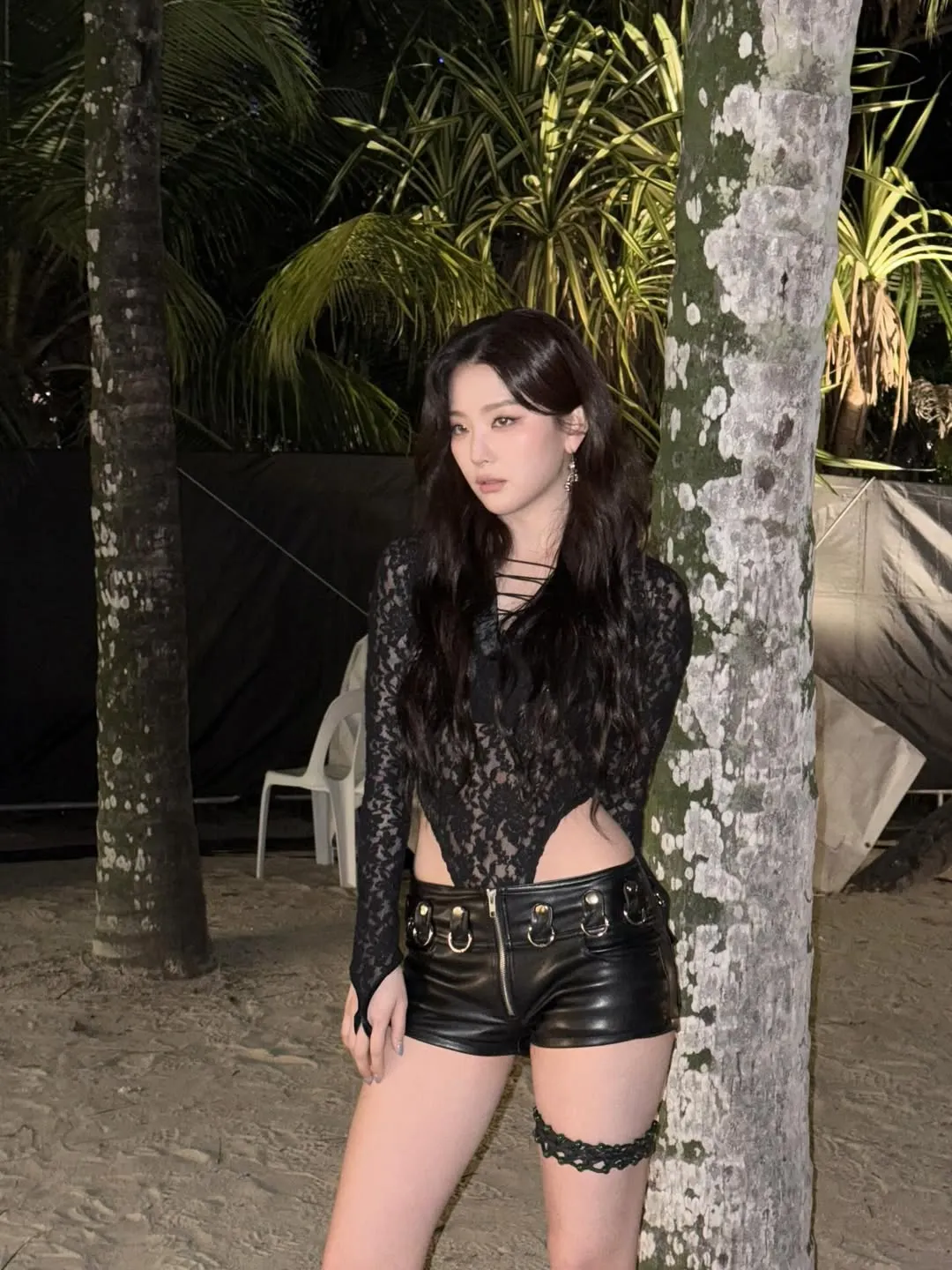 Sức hút từ kết cấu ren đen tinh xảo trên phom dáng bodysuit ôm sát cơ thể.