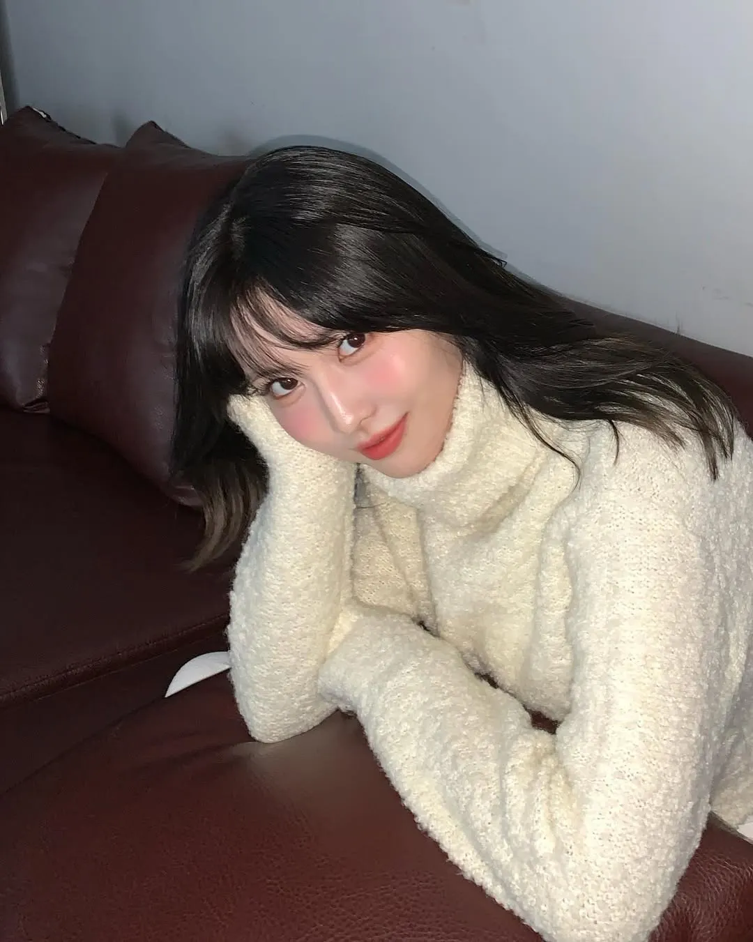 Hình ảnh Momo (TWICE) với mái tóc bóng mượt.