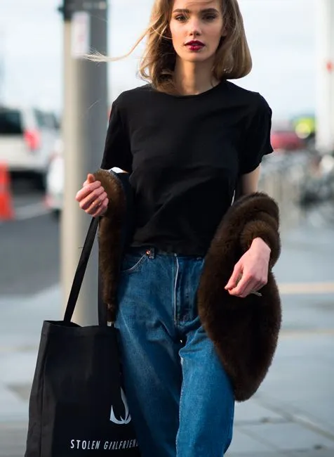 Mom Jeans ( Tạm dịch: Quần jeans của mẹ) là loại quần jeans thịnh vào thập niên 80 và 90 với phong cách rock gai góc (grunge, gothic) và tomboy.