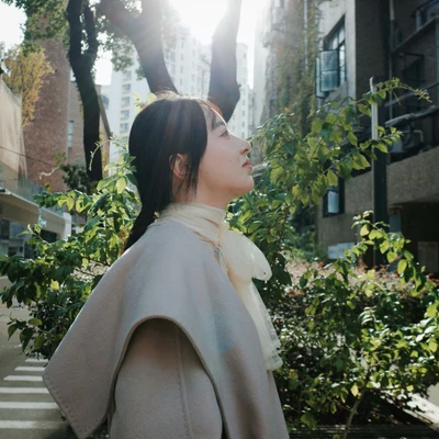 cô gái đứng dưới ánh nắng lịch cắt tóc tháng 11/2025