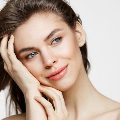 cô gái chạm tay lên da chữa lành làn da