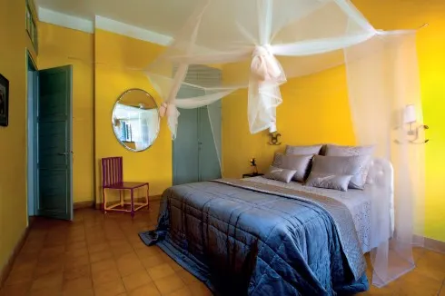 Sự kết hợp độc đáo đã mang đến cho phòng ngủ phong cách ấn tượng, bắt mắt từ màu sắc đến chất liệu của từng món đồ