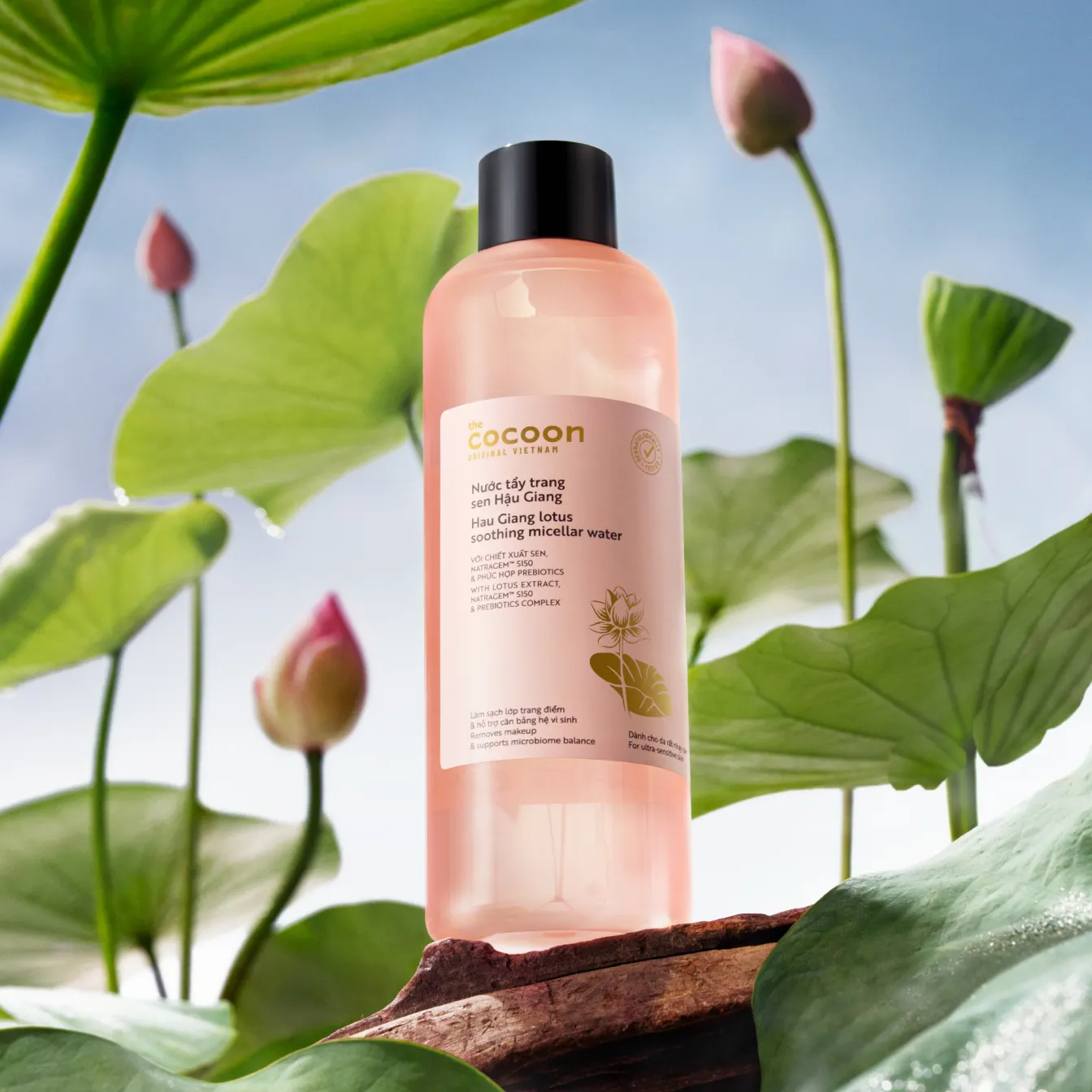 Nước tẩy trang Sen Hậu Giang đến từ thương hiệu Cocoon.