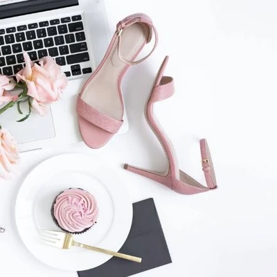 giày cao gót màu hồng flat lay