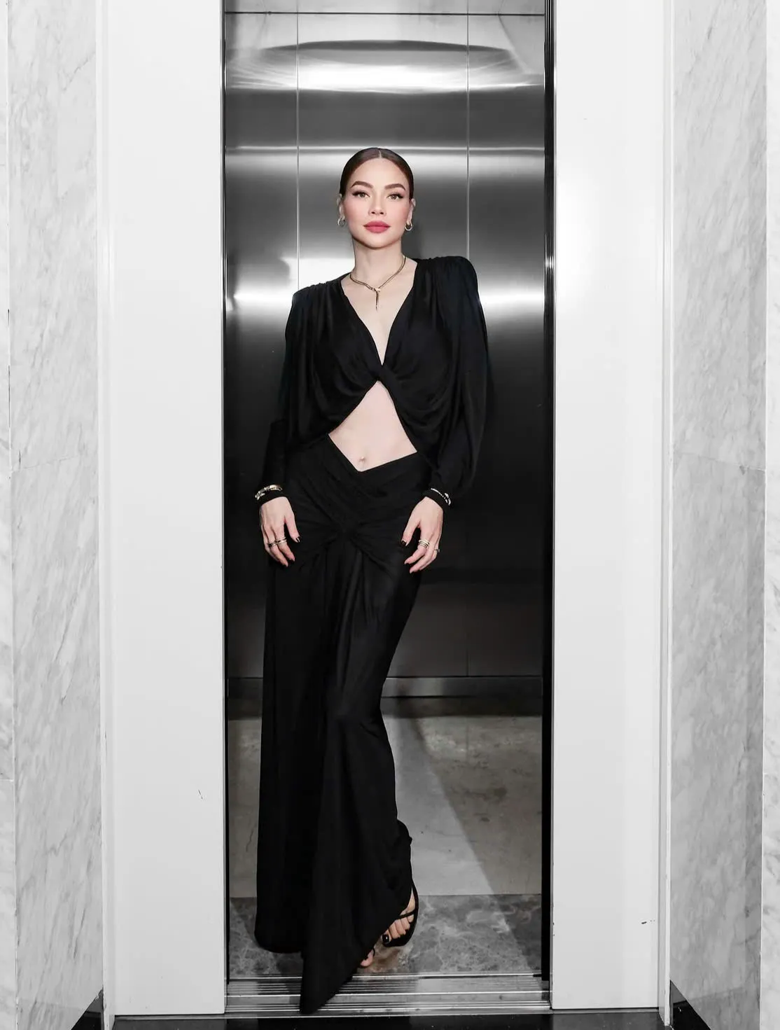 Hồ Ngọc Hà mặc đầm cut out độn vai