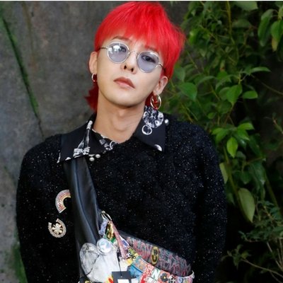 G-Dragon với phong cách thời trang độc đáo lại tái xuất tại show diễn Chanel