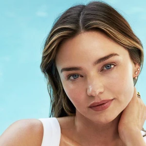 nước ép cần tây - bí quyết làm đẹp của Miranda Kerr